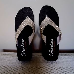 SKECHERS YOGA FOAM Flip Flops Size 9 Black & White